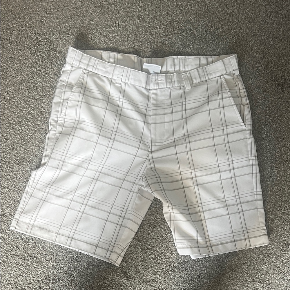 Izod Men's Light Gray Plaid Shorts